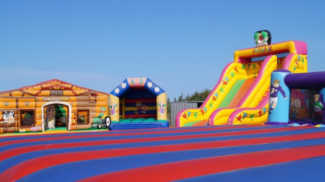 bouncy-castles-3567019_1280